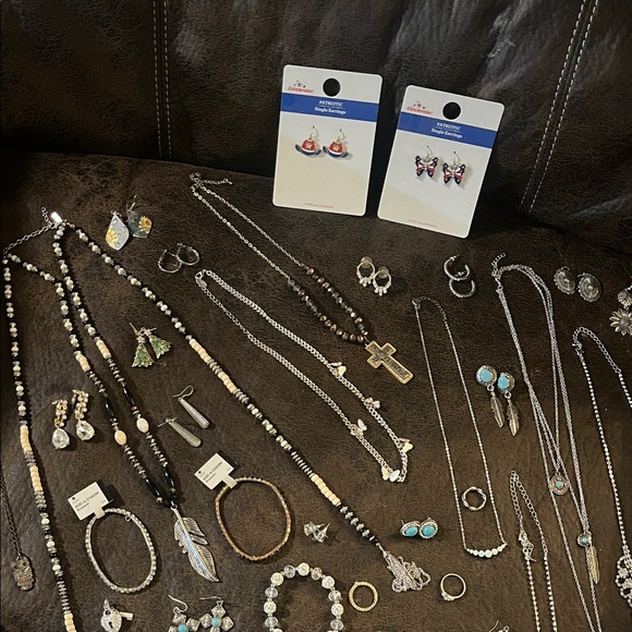 Assorted Jewelry Collection - Picture 4 of 12